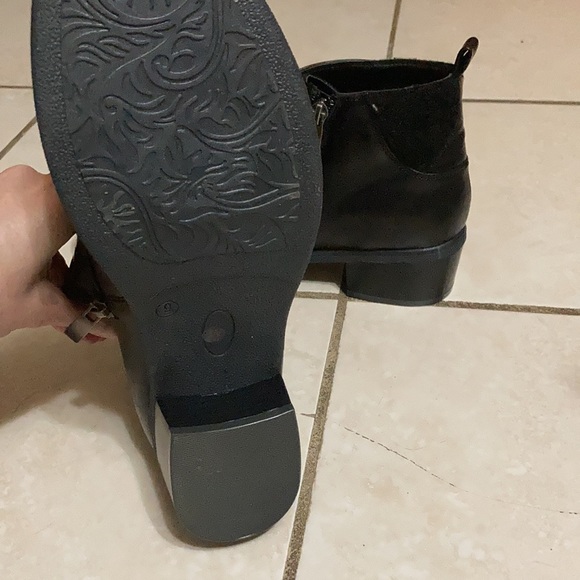 WANDERLUST Black Booties - Picture 4 of 4